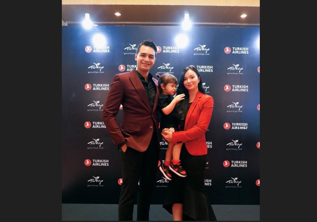 Asmirandah bersama suami dan anaknya