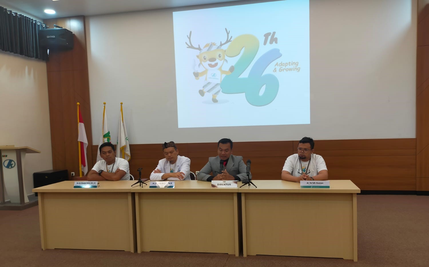 Dari kanan: Wadir Umum dan Keuangan, Gin Gin Ginanjar, Direktur RS Jasa Kartini, Rudy Surady, Direktur PT. Karsa Abdi Husada, Cecep Hendra d