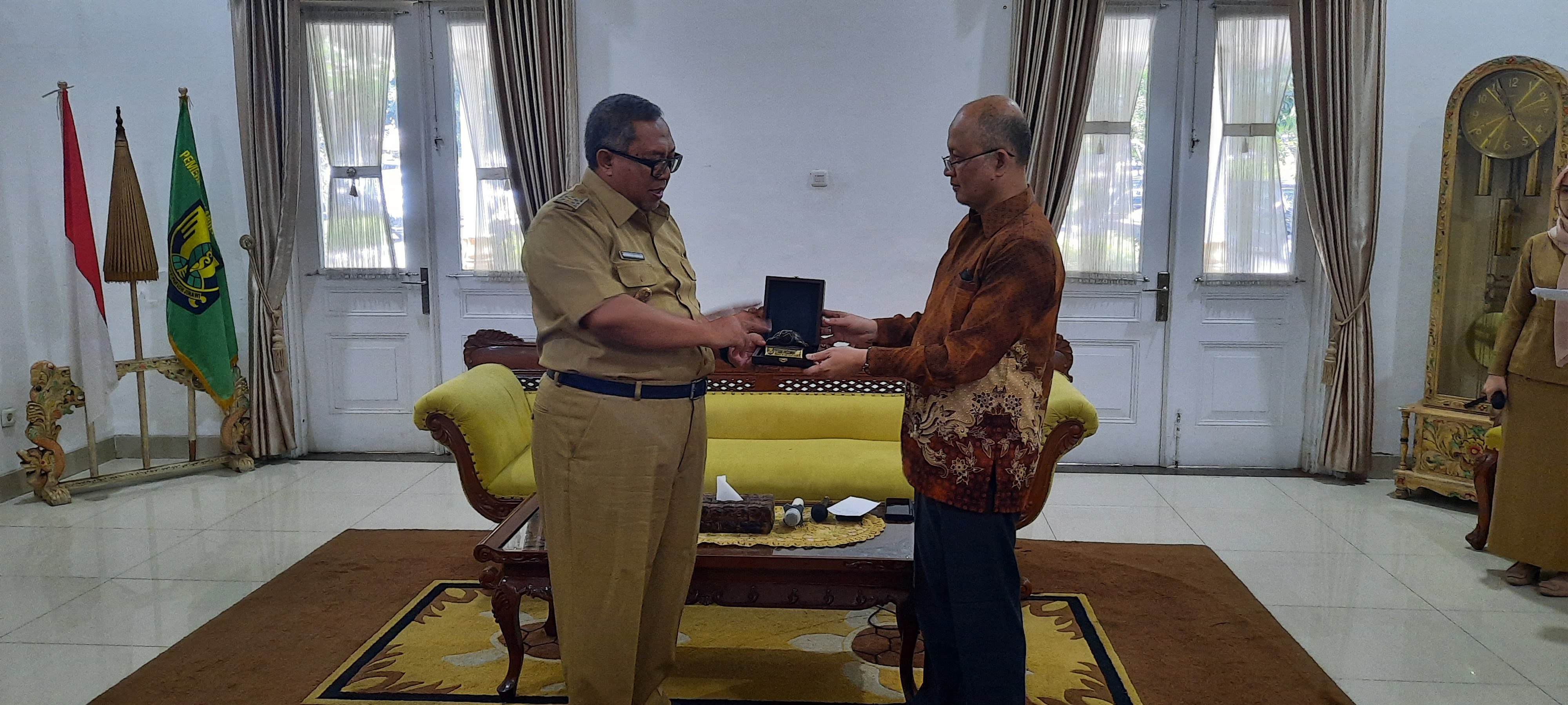 Bupati Sukabumi Marwan Hamami (kiri) dan Deputi Direktur Pengembangan Bisnis Media Indonesia F Saiful Bachri (kanan)