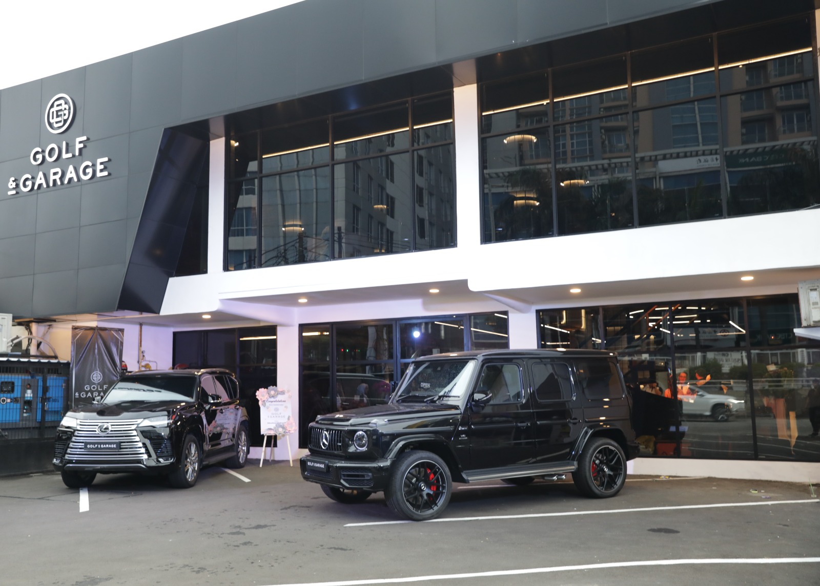 Showroom kendaraan mewah Golf & Garage menghadirkan konsep 