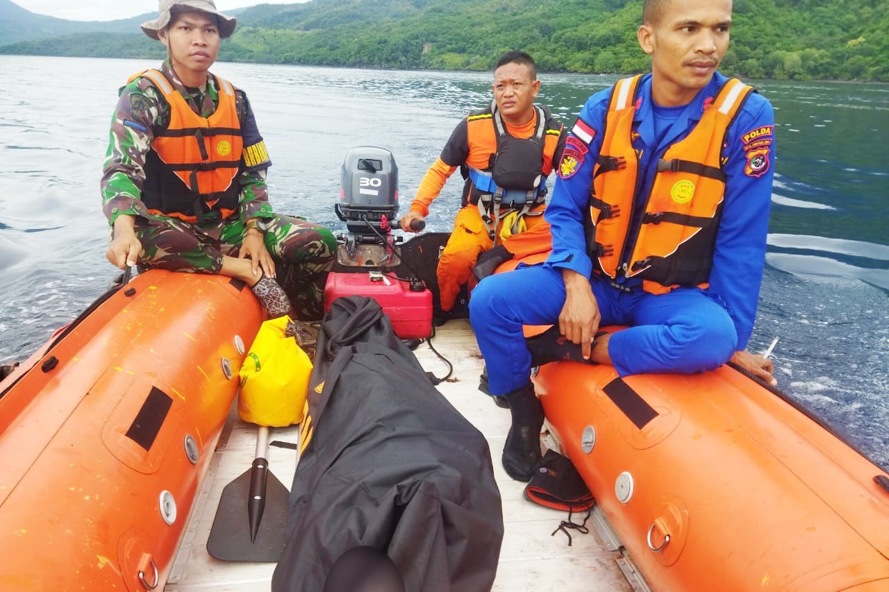 Tim SAR gabungan saat mengevakuasi jenazah korban tenggelam.