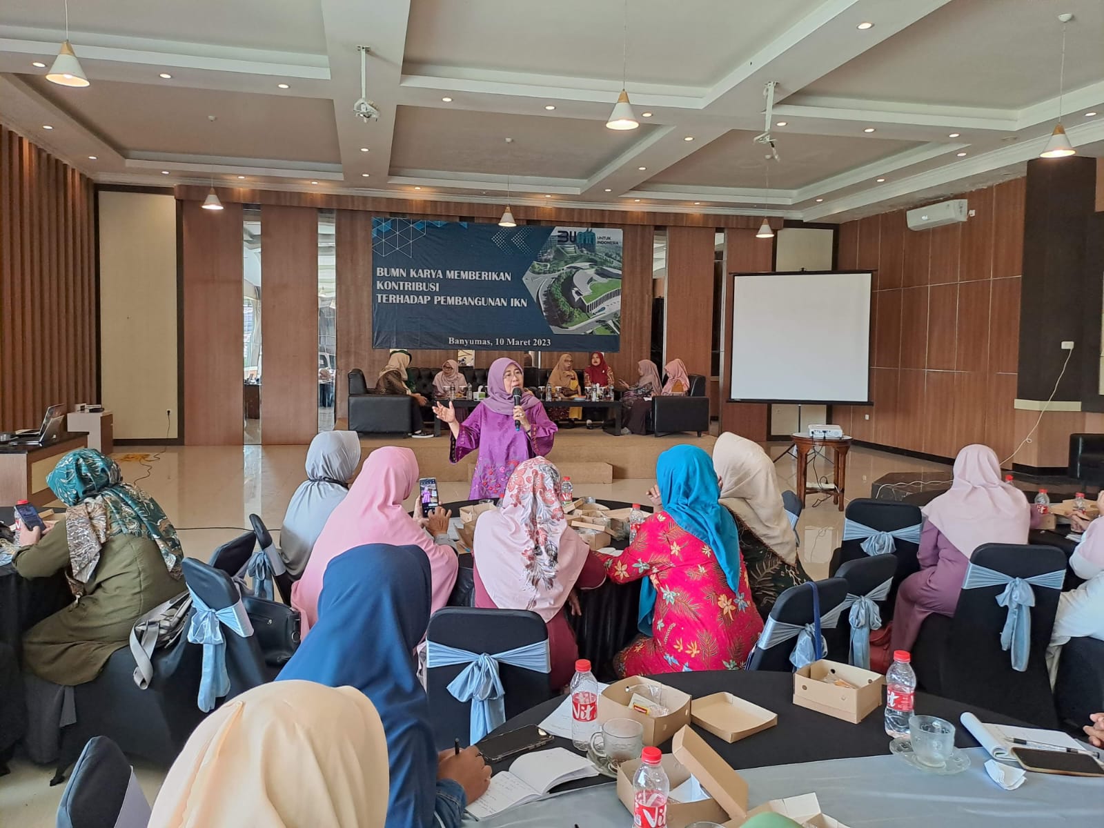 Anggota Komisi VI DPR RI, Siti Mukaromah, dalam Kegiatan Sosialisasi BUMN Karya Memberikan Kontribusi terhadap Pembangunan IKN