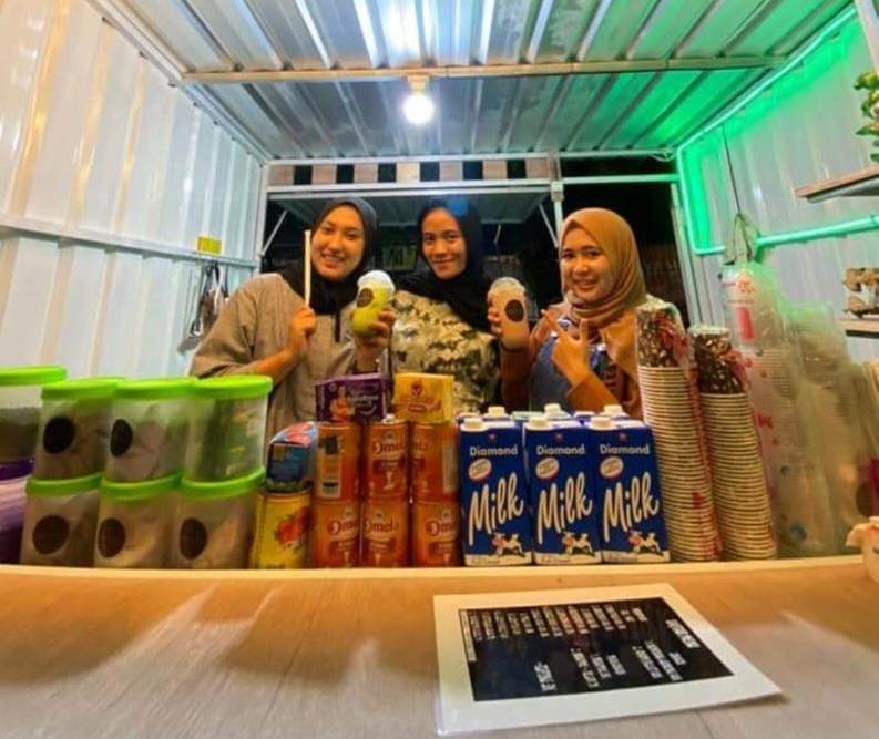 Salah satu AO PNM Mekaar inspiratif yang punya semangat juang tinggi di Sulawesi Selatan bernama Adelia Zulfikar (tengah).