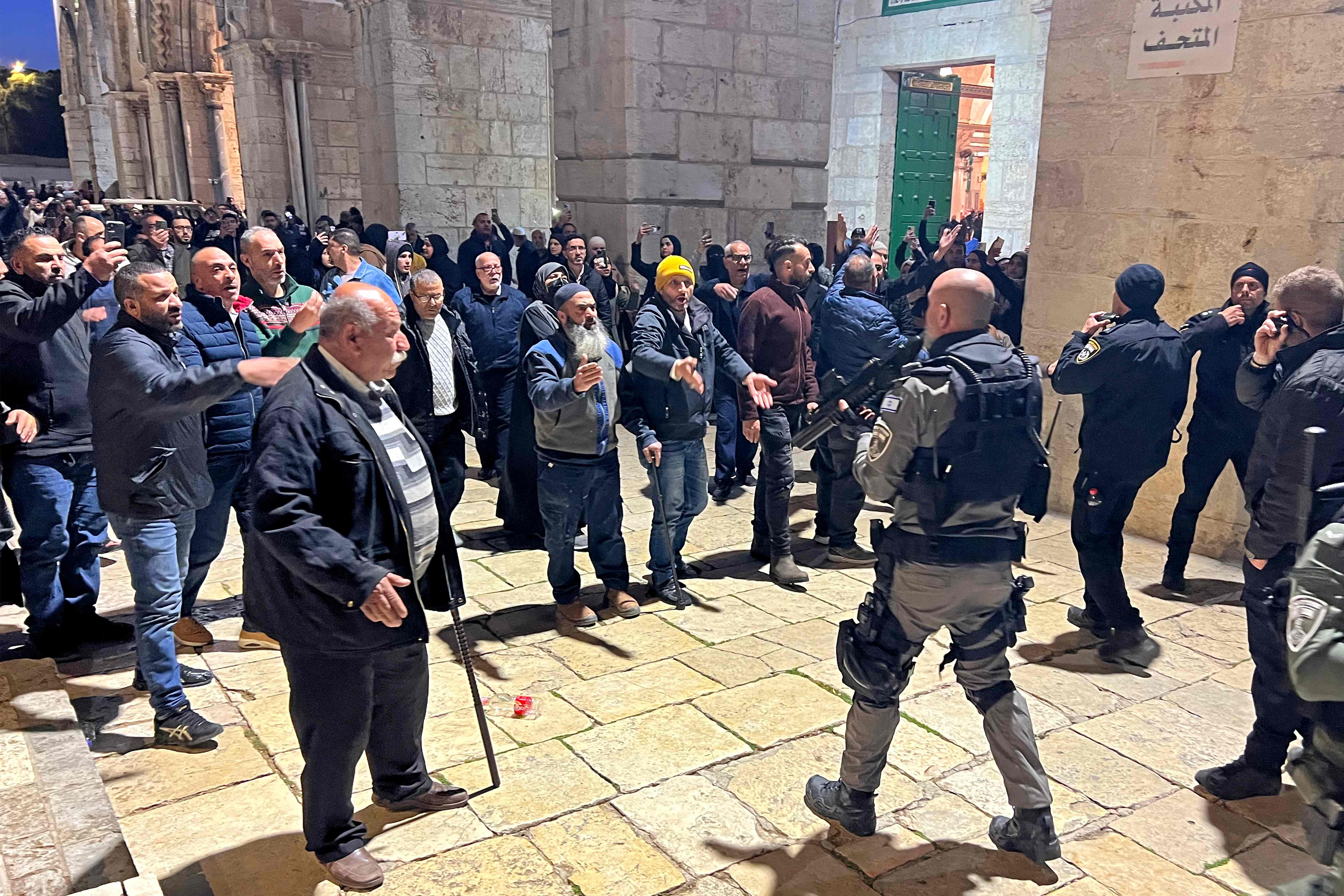 Warga Palestina terlibat konfrontasi dengan militer Israel di komplek Masjid Al Aqsa pada Rabu (5/4).