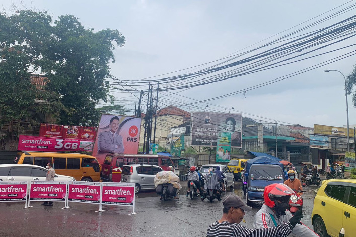 Pembatas jalan dari Smartfren disebar di sejumlah titik di wilayah Jawa Barat.