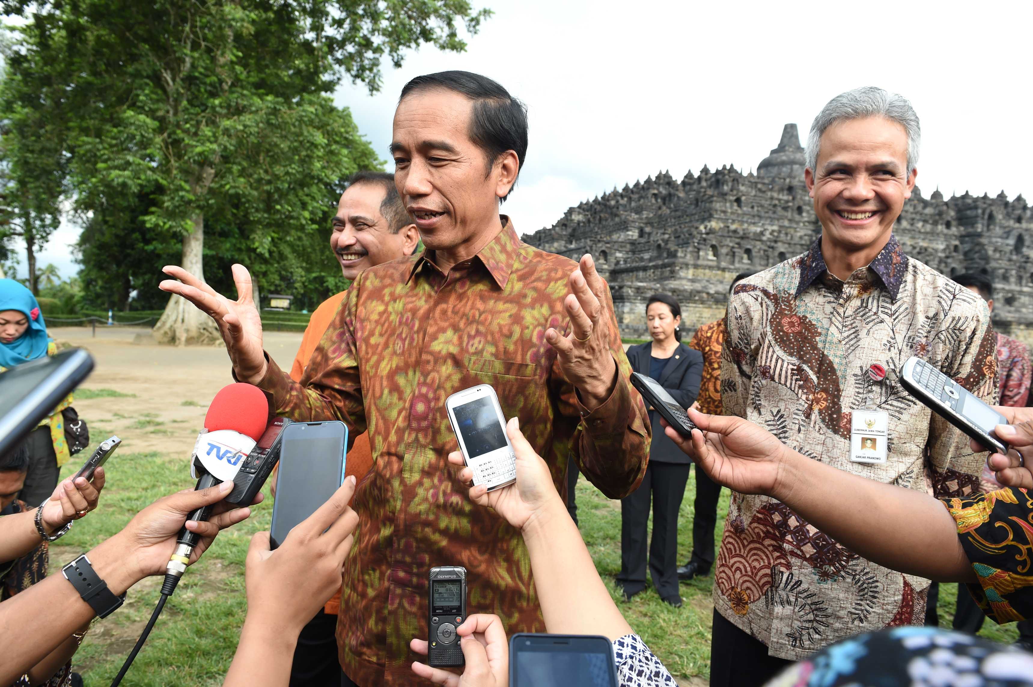 Presiden Jokowi didampingi Gubernur Jawa Tengah Ganjar Pranowo (kanan) memberikan keterangan di area Candi Borobudur.