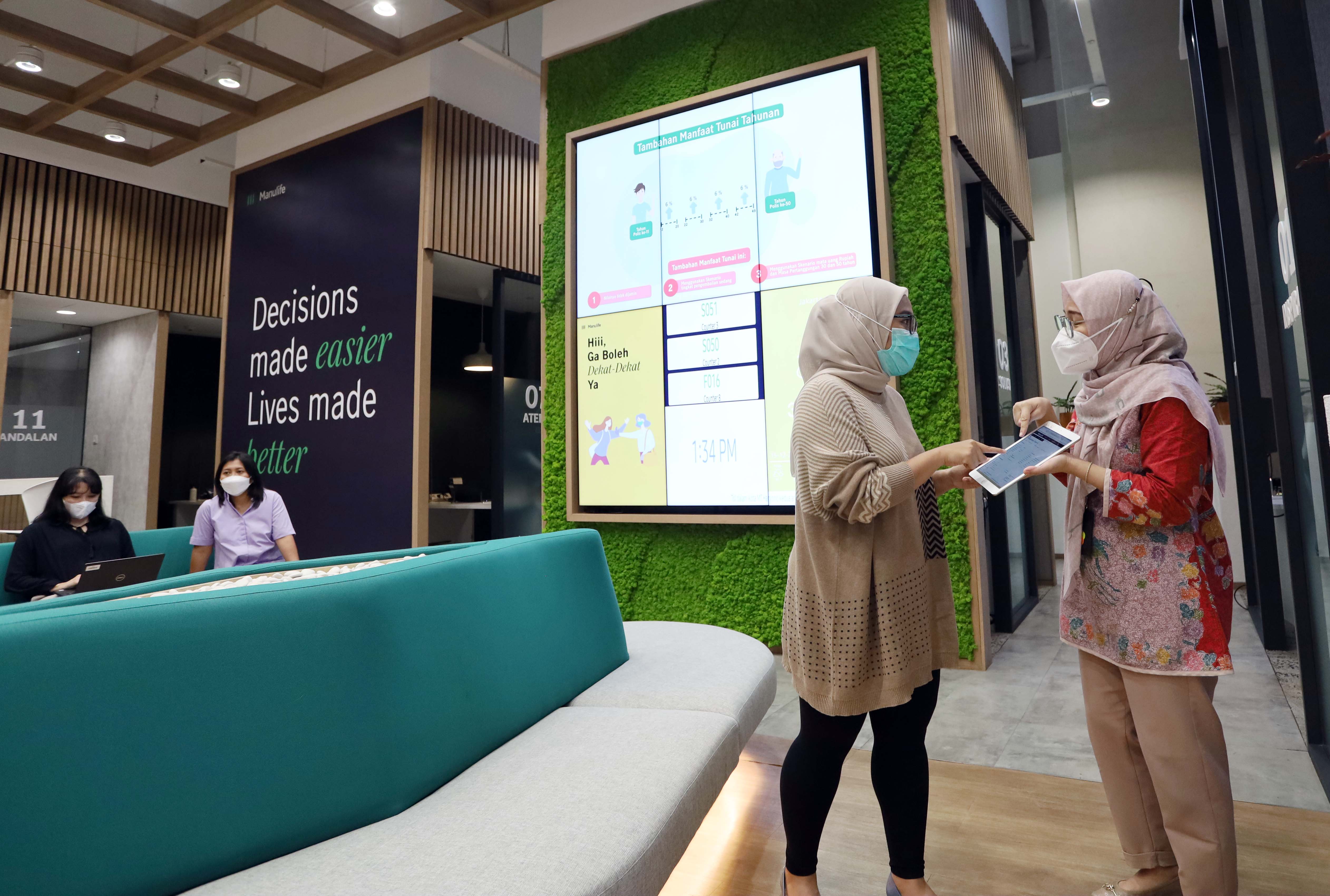 Seorang warga mendapat penjelasan dari staf Manulife di Jakarta 