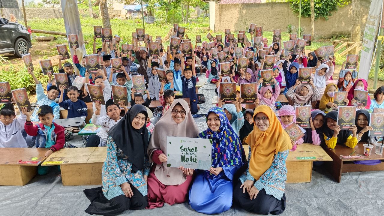 Para pengajar dan siswa program Quran Tulis yang digelar di enam wilayah di Jawa Barat