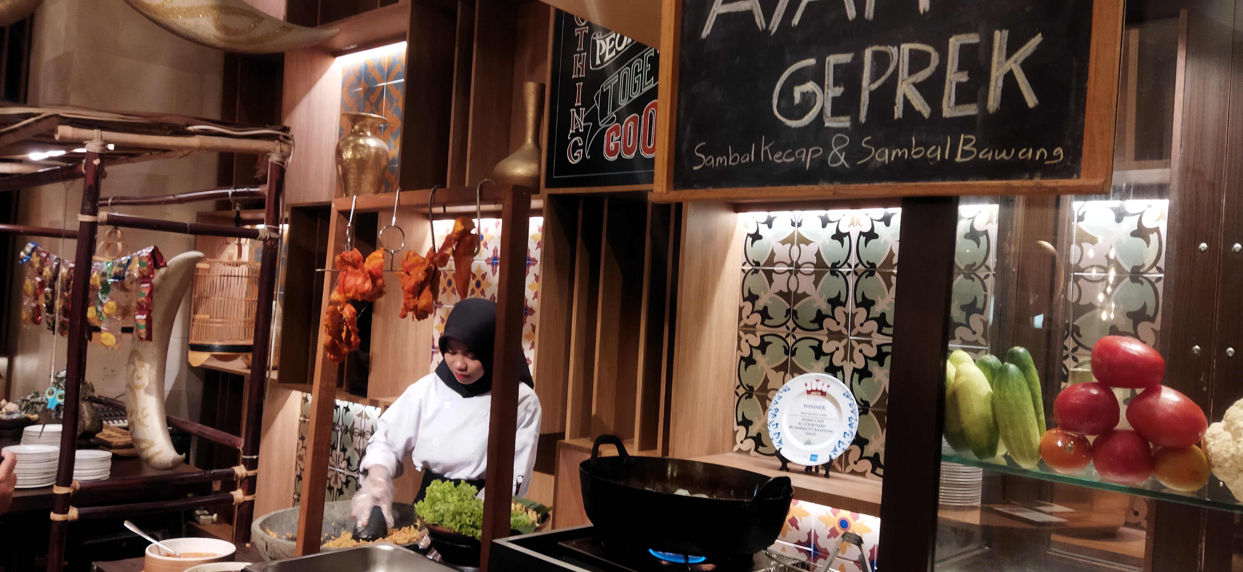 Chef restoran Courtyard Marriot Bandung Dago menyiapkan iftar Ramadan