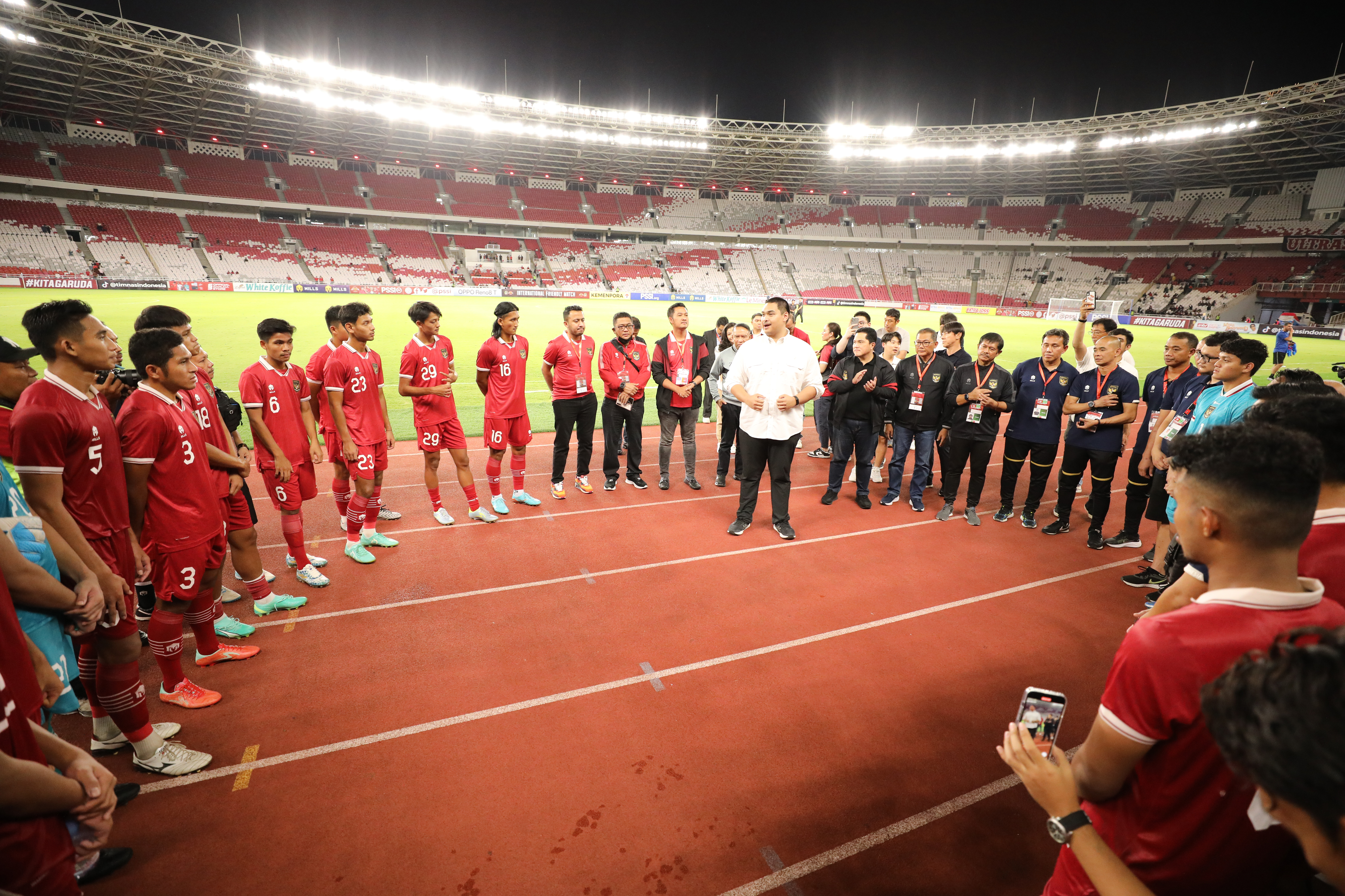 Timnas U-22 Indonesia mendengarkan arahan dari Menpora Dito Ariotedjo.