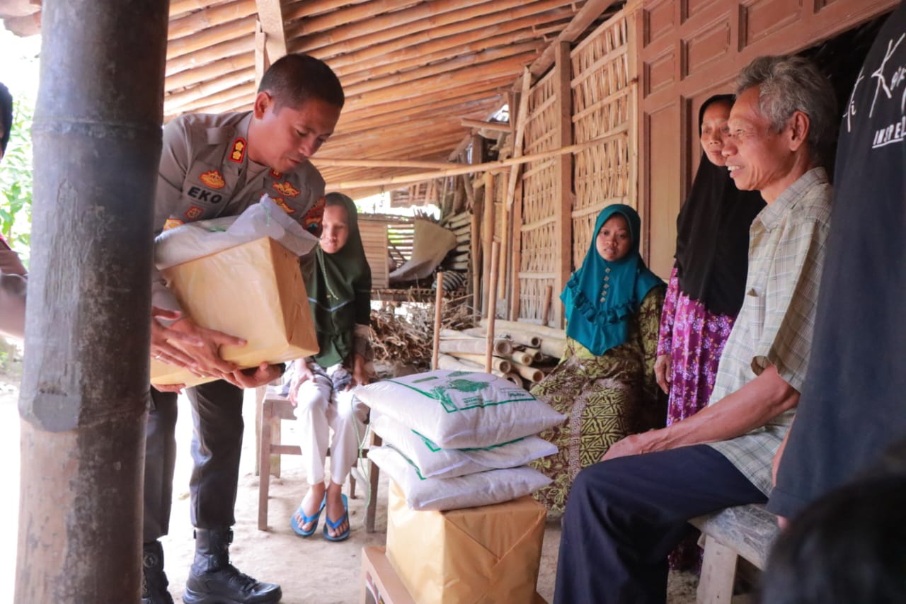 Kapolres Klaten memberikan bantuan sembako dan santunan kepada Sakir di Desa Bogem