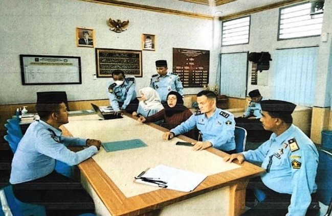 Pemeriksaan  terhadap Dhawang Delvie, seorang sipir Lapas Rajabasa yang viral di media sosial karena melakukan flexing kekayaannya.