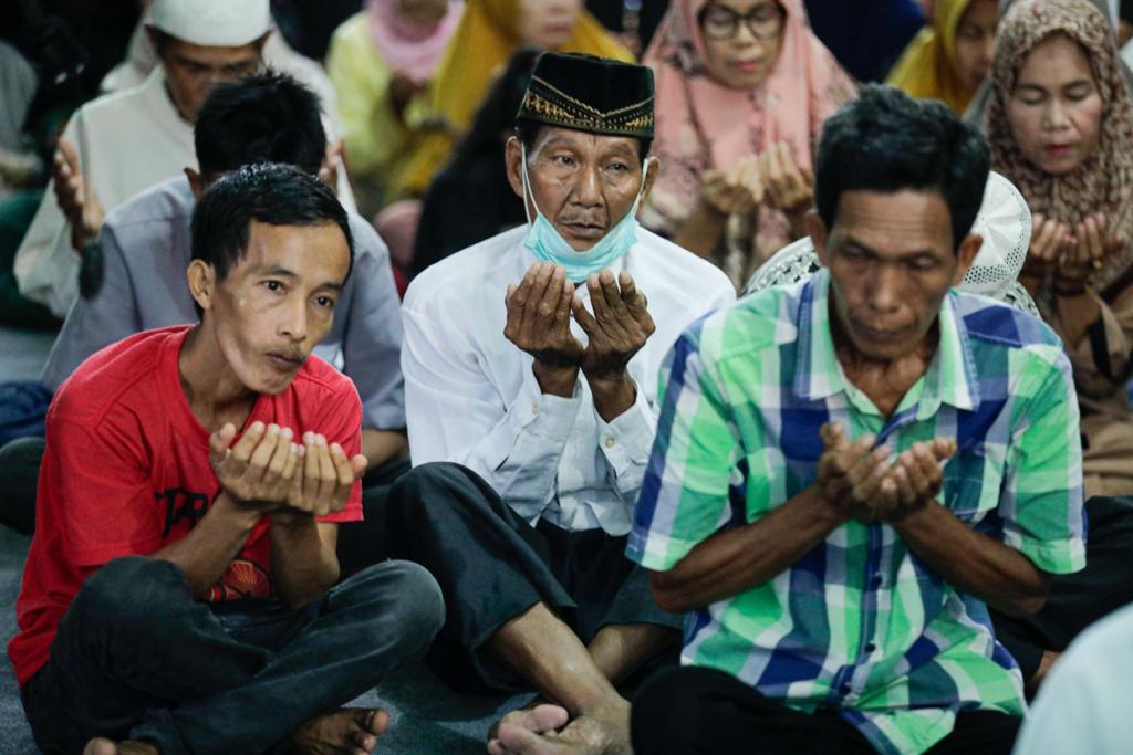 Warga berdoa bersama dalam acara pembangunan madrasah yang dibantu Orang Muda Ganjar Kalimantan Tengah