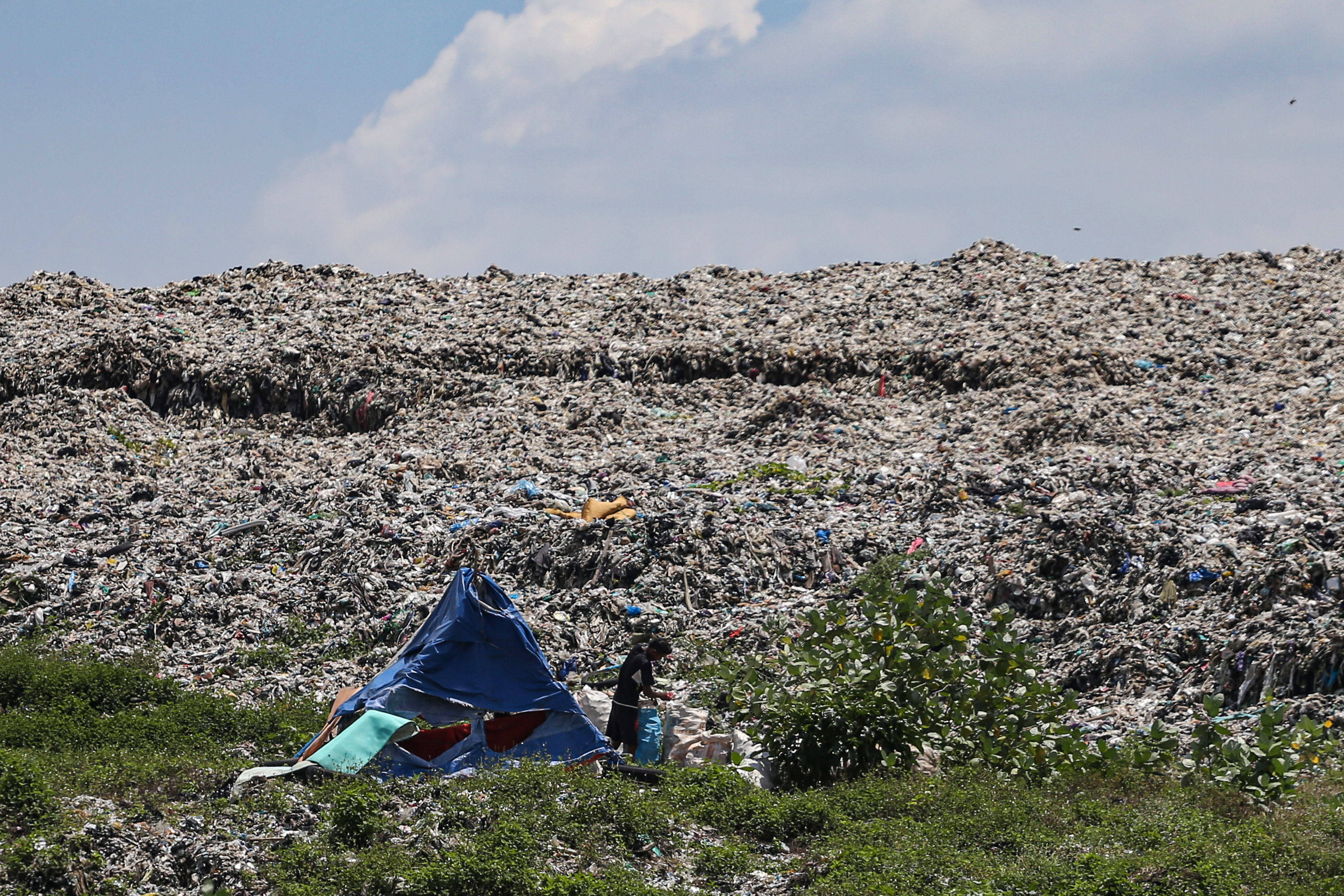 Petugas Kebersihan Mudik, Sampah Menggunung di Seluruh Pasar Depok