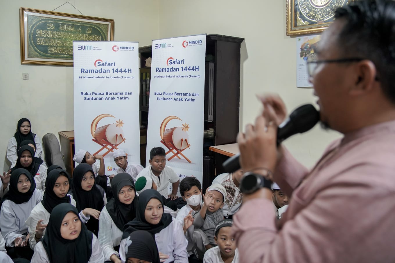 Salah satu kegiatan Mind ID berbuka puasa bersama anak yatim