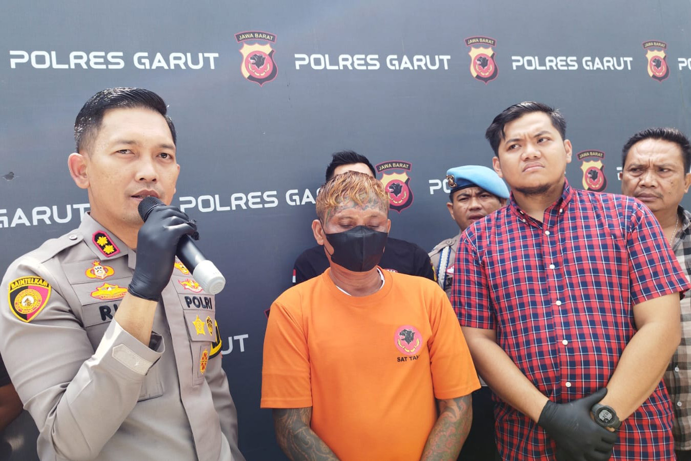 Kapolres Garut AKB Rio Wahyu Anggoro (kiri) dan Dadang Sumarna alias Dadang Buaya (tengah).