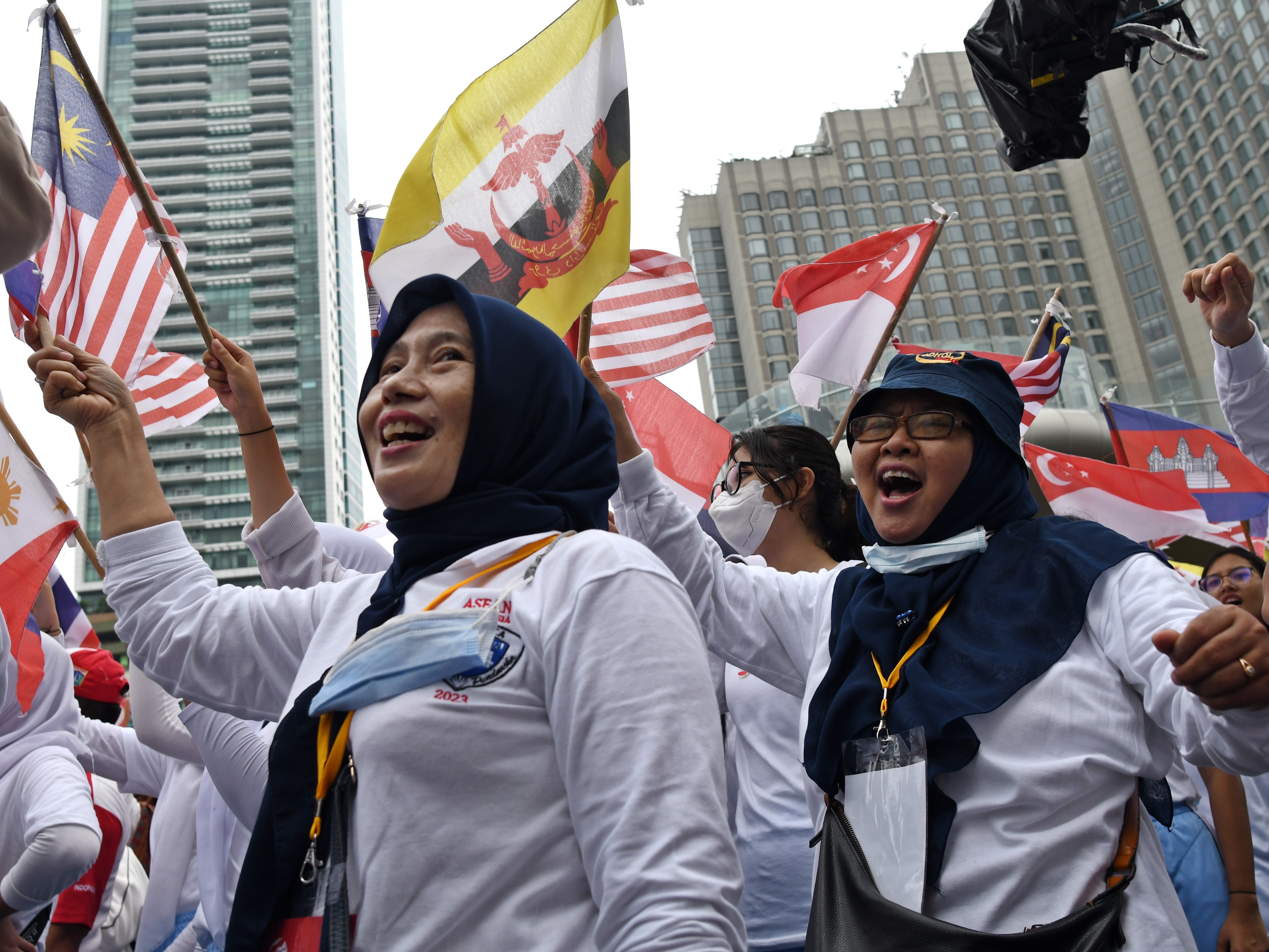 Sejumlah warga mengibarkan bendera negara anggota ASEAN dalam acara kick off keketuaan Indonesia dalam ASEAN 2023 di kawasan Bundaran HI.