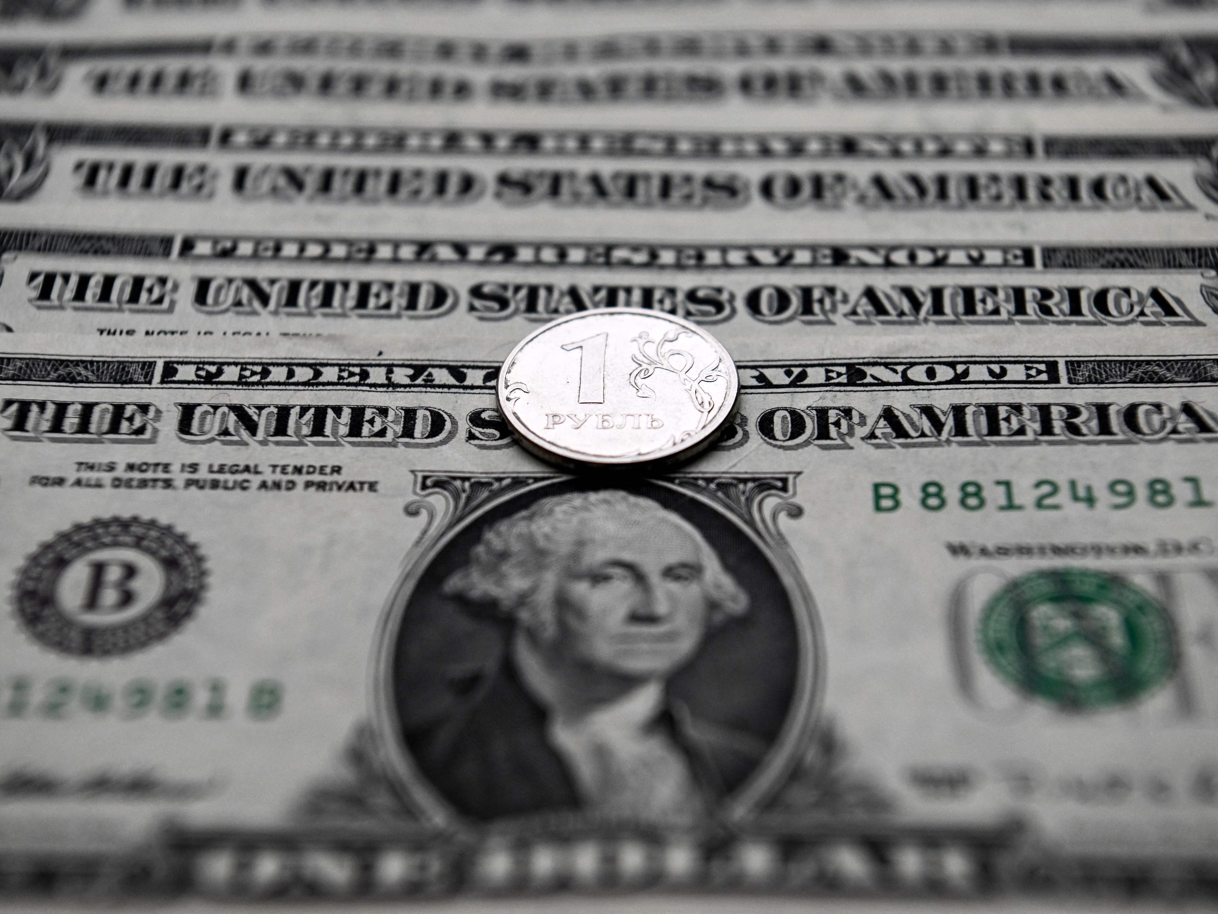 Rubel Rusia Capai Level Terendah Setahun terhadap Dolar AS