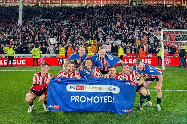 Para pemain Sheffield United merayakan keberhasilan mereka meraih promosi ke Liga Primer Inggris.