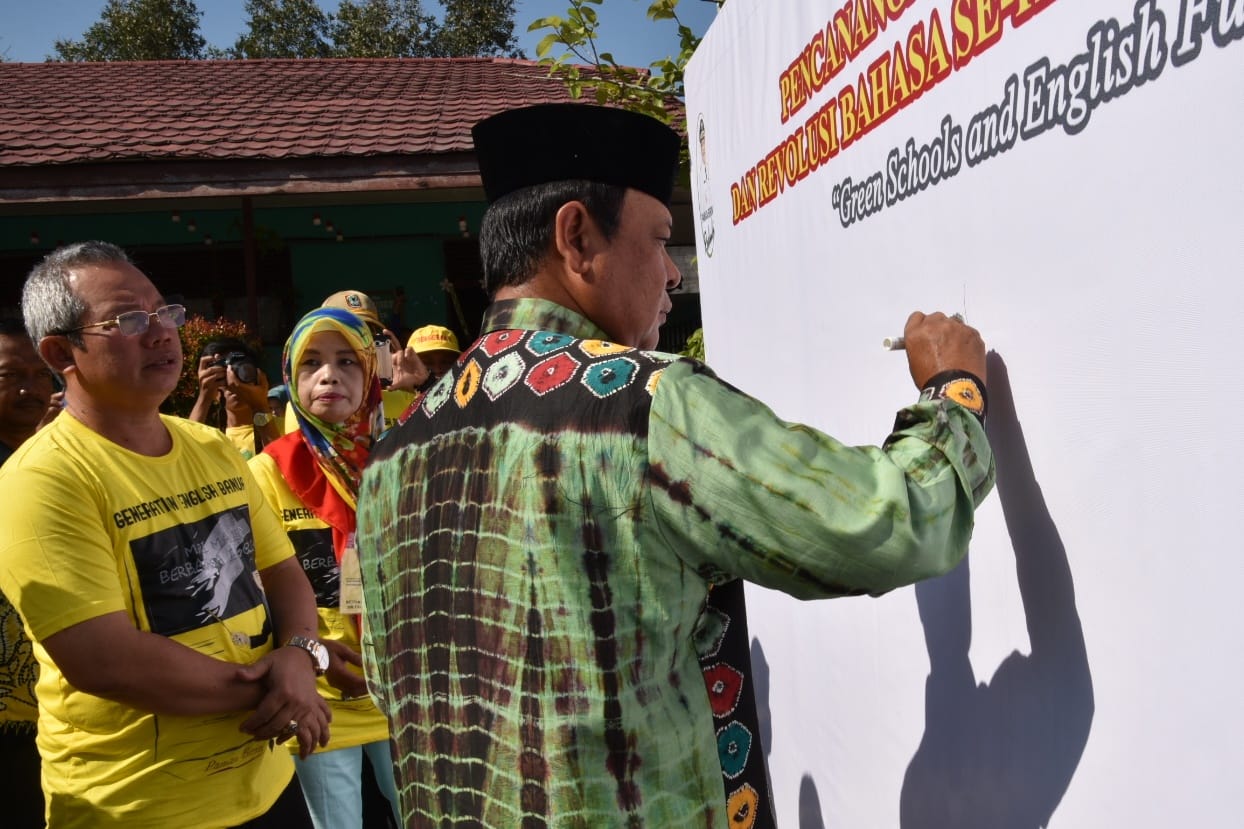 Gubernur Kalimantan Selatan Sahbirin Noor mengunjungi sejumlah sekolah untuk mengajak siswa ikut menanam pohon
