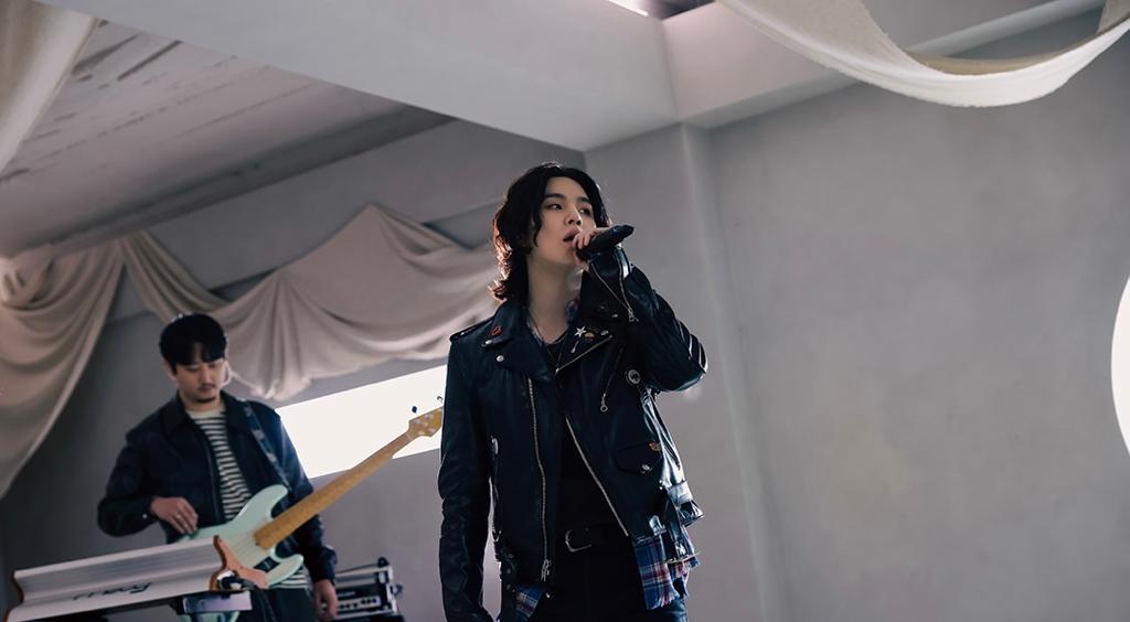 Suga BTS merilis D-Day, album solo debutnya, Jumat (21/4) bersama dengan video musik Haegeum di platform YouTube. 