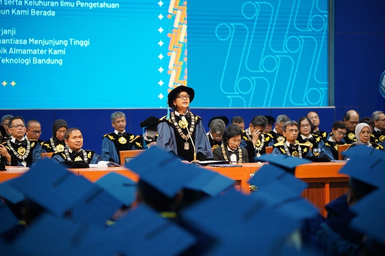 Almarhum Eril Dilantik sebagai Sarjana Lulusan ITB