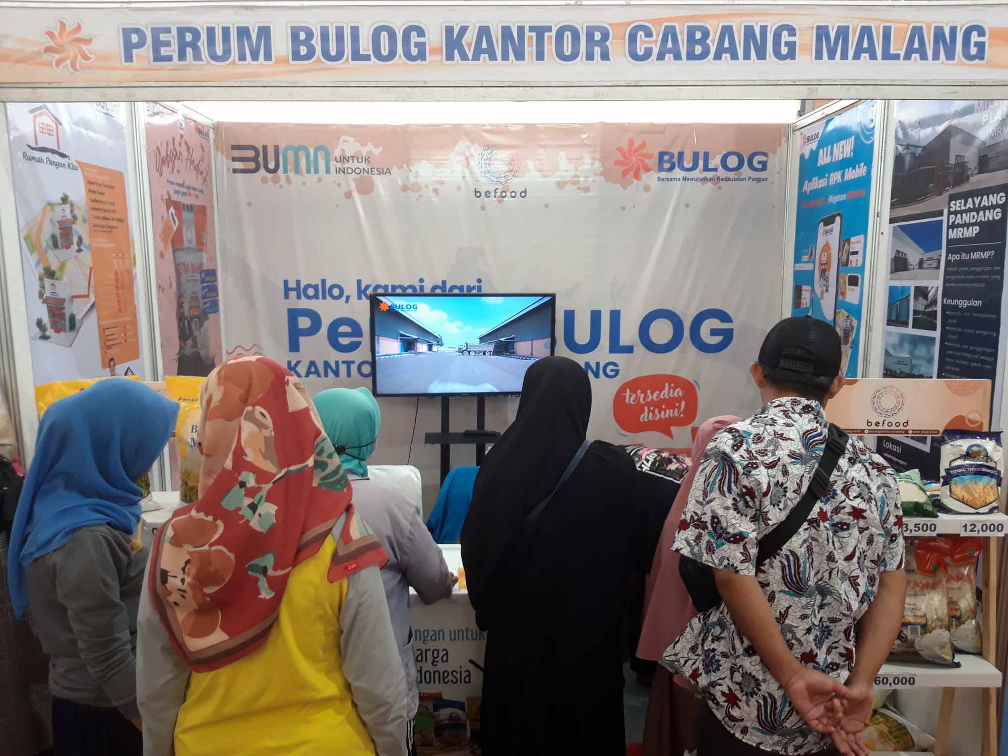 Bulog Malang menjual beras murah untuk masyarakat