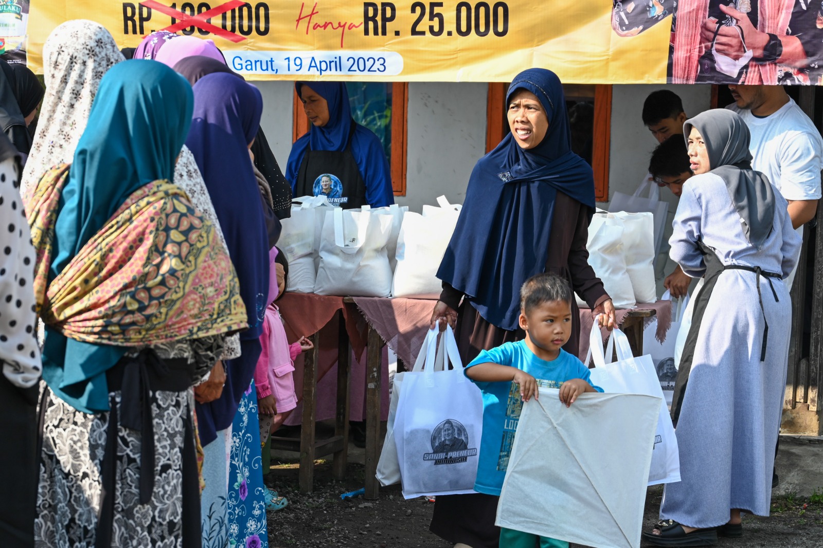 Sukarelawan Sandi Preneur Garut menggelar Bazar Sembako Murah
