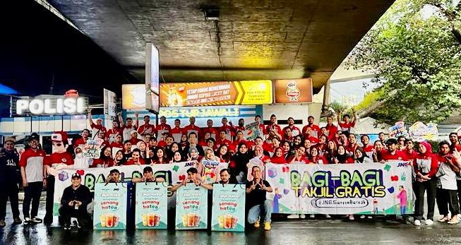 Bagi-bagi 10 ribu bingkisan takjil oleh JNE yang bekerja sama dengan Wahyoo.