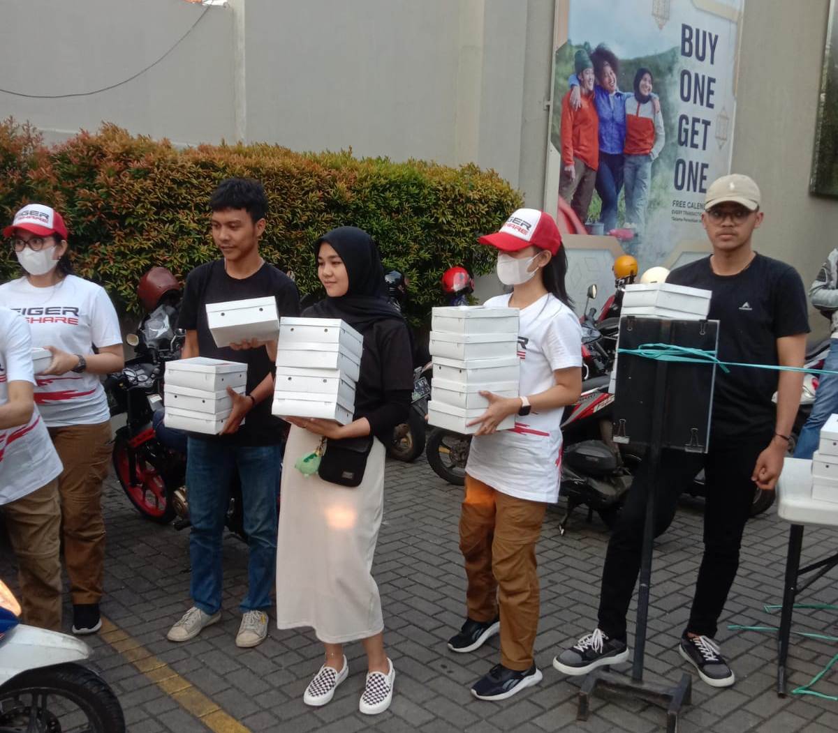 Pembagian 170 boks nasi lengkap dengan menu buka puasanya dibagikan secara gratis oleh tim Eiger Adventure Store kepada masyarakat.