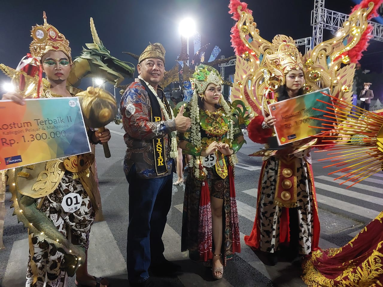 Peserta Tegal Pesisir Karnaval memamerkan kostum yang mereka pakai