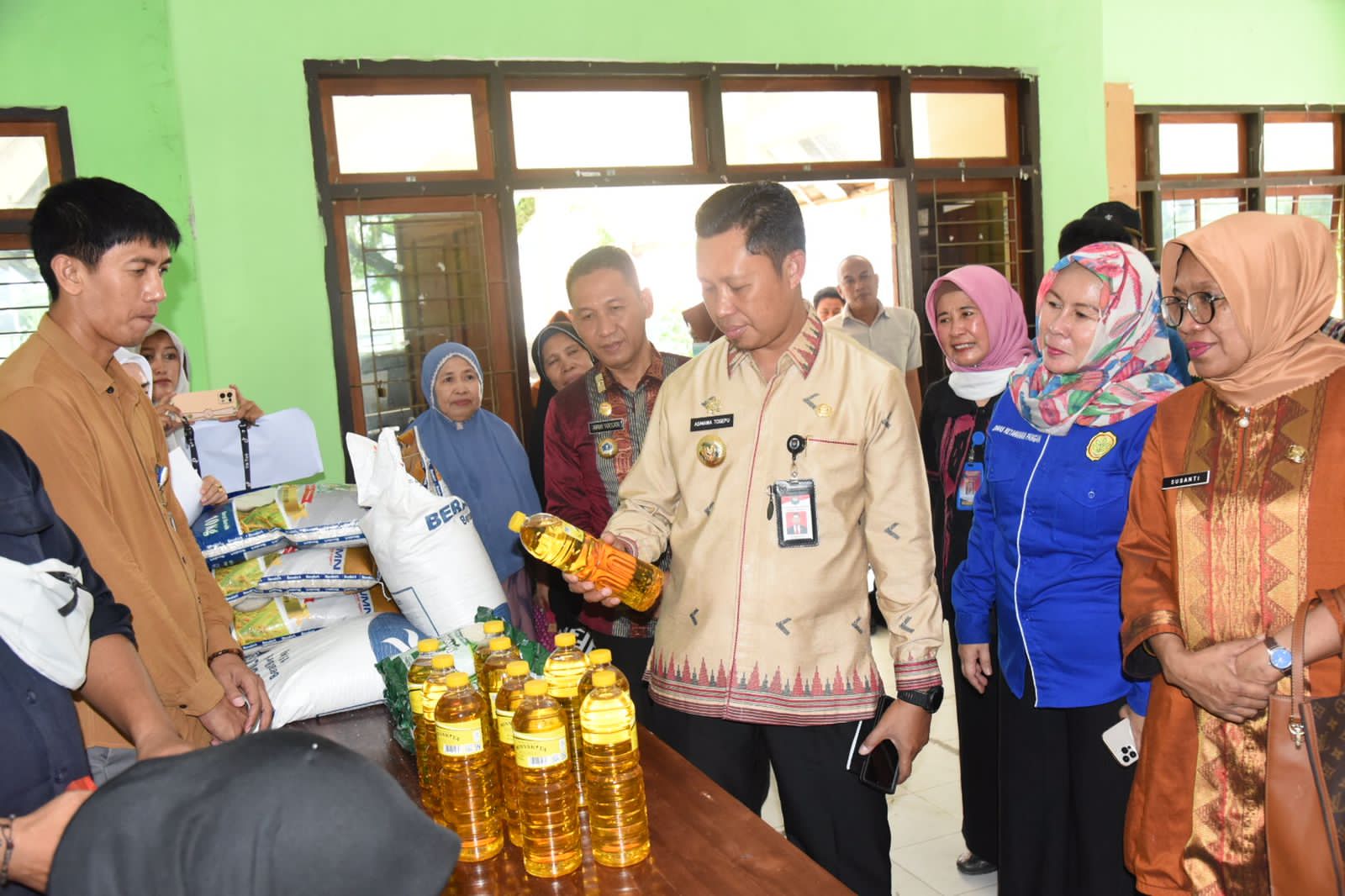  Pj Wali Kota Kendari, Asmawa Tosepu memantau pelaksanaan pasar murah