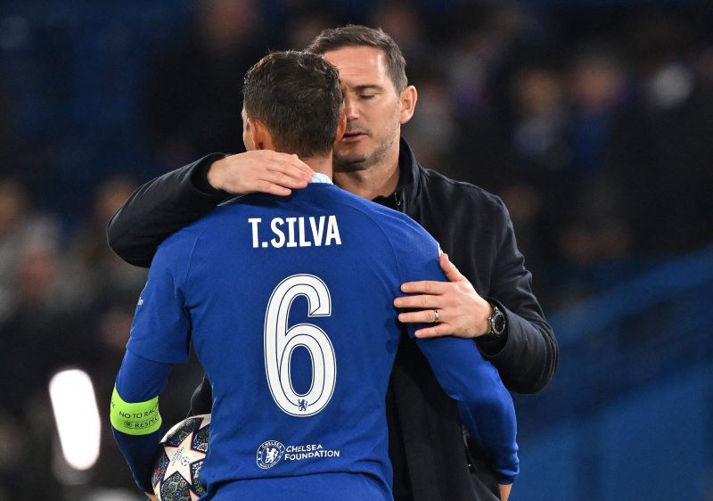 Pelatih Chelsea memeluk Tiago Silva usai kekalahan Chelsea melawan real madrid di perempat final Liga Champions.