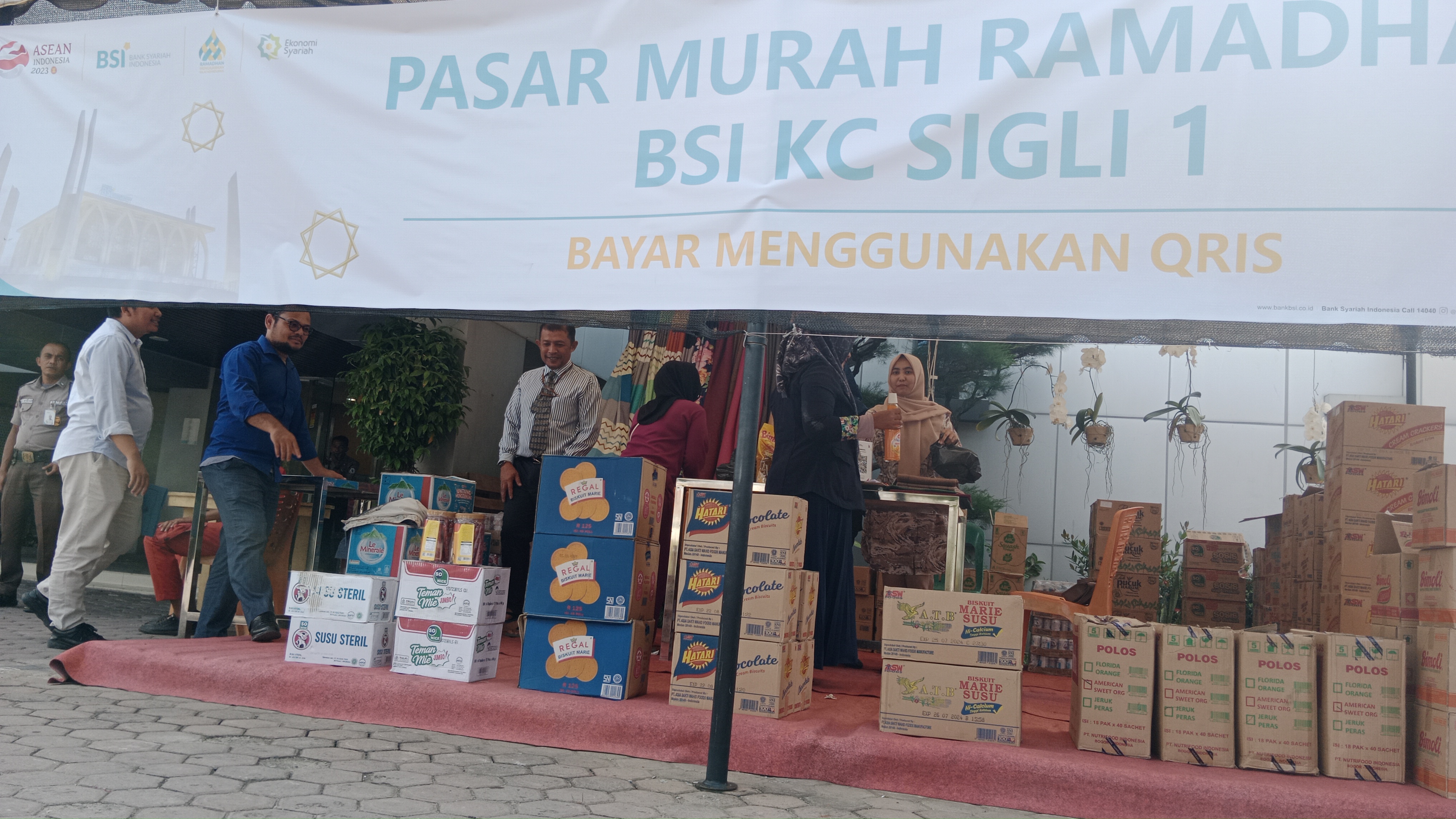 Pasar murah di halaman kantor Bank Syariah Indonesia cabang Sigli, Kabupaten Pidie, Aceh