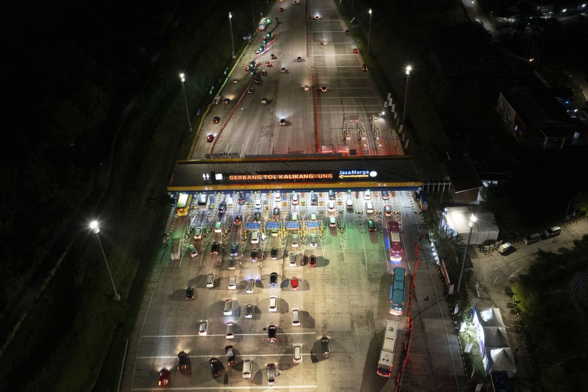 Kendaraan melintasi gerbang tol Kalikangkung