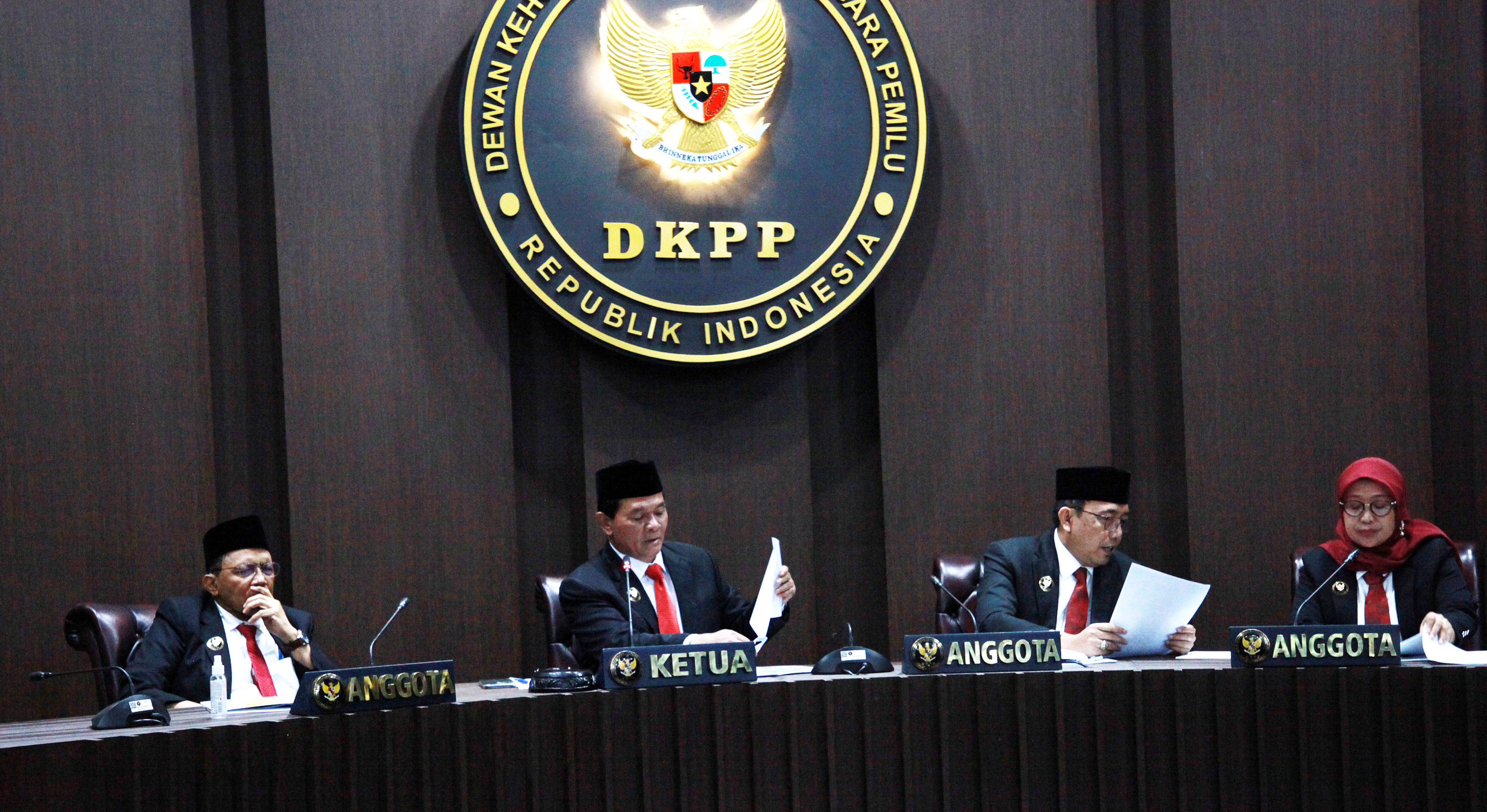 SIDANG PUTUSAN PELANGGARAN KODE ETIK PENYELENGGARA PEMILU, SENIN (3/4).