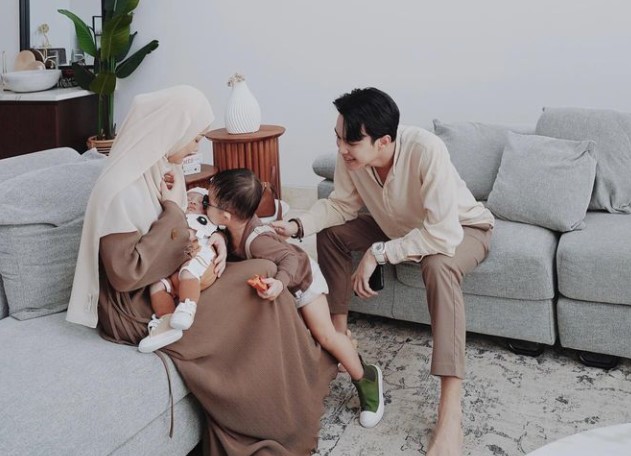 Aktris Dinda Hauw bersama keluarganya.