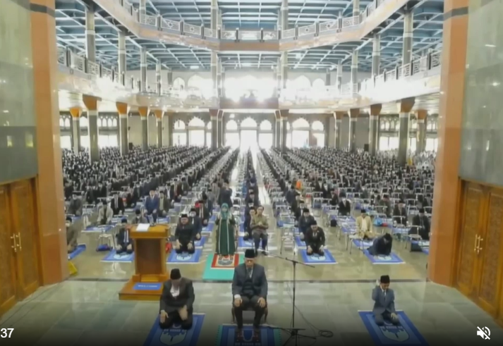 Salat Idul Fitri di Pondok Pesantren Al-Zaytun, Indramayu Tengah, tengah menjadi sorotan.