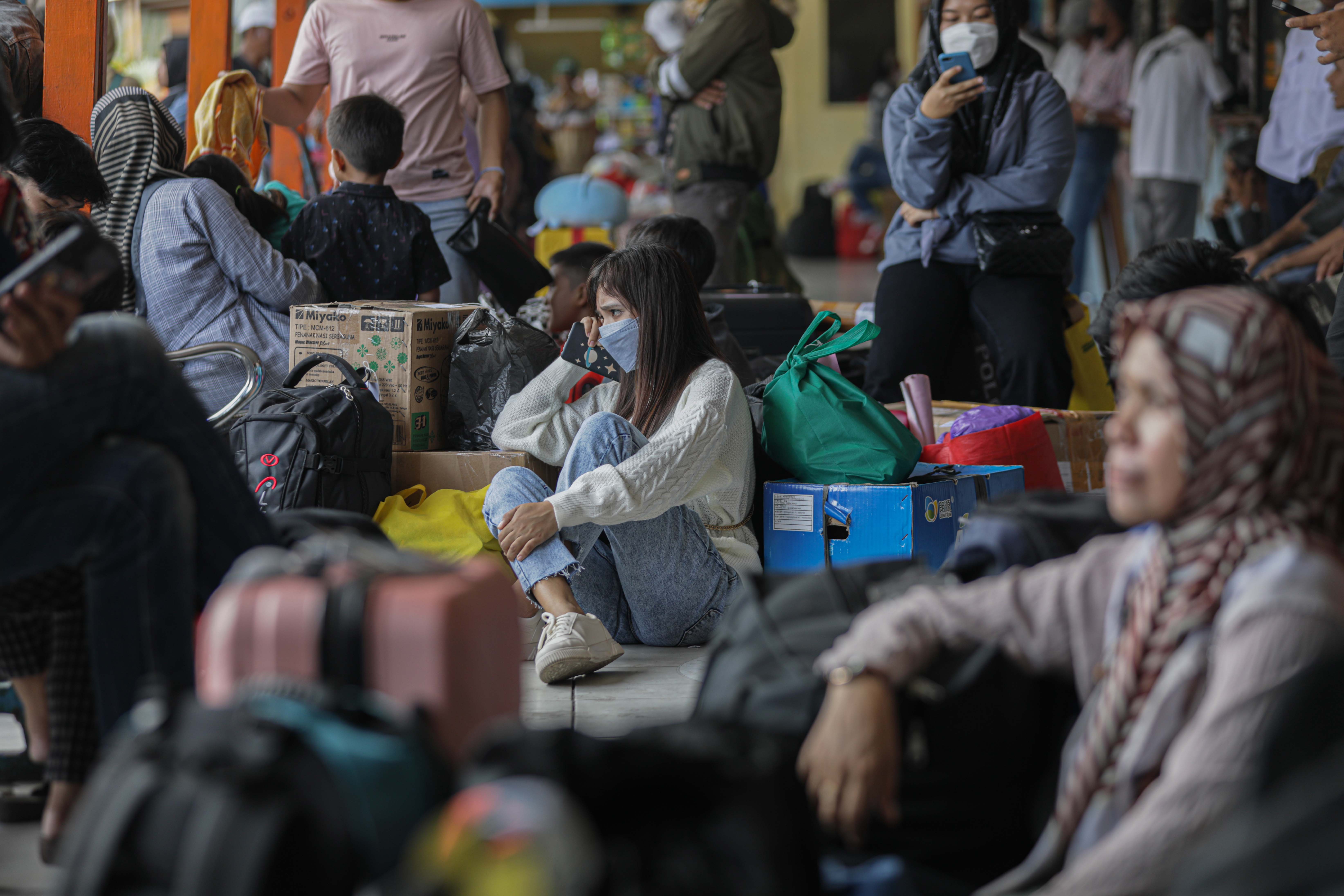 Pemudik tujuan Sumatra menunggu bus AKAP di Terminal Kalideres, Jakarta Barat, Kamis (13/4/2023).