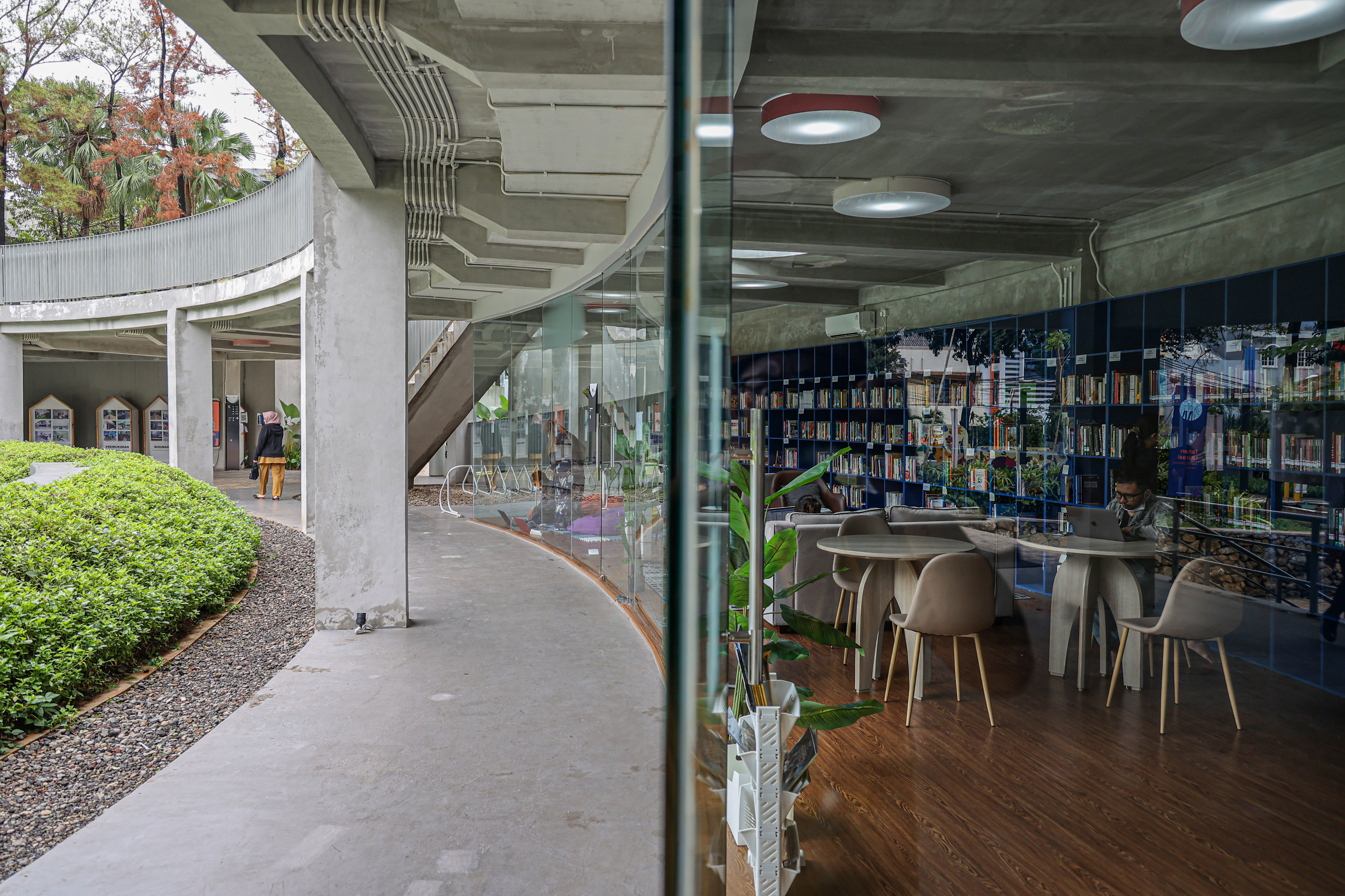 Pengunjung memanfaatkan Ruang Komunitas yang sekaligus perpustakaan di Taman Literasi Martha Christina Tiahahu, Kawasan Blok M, Jakarta