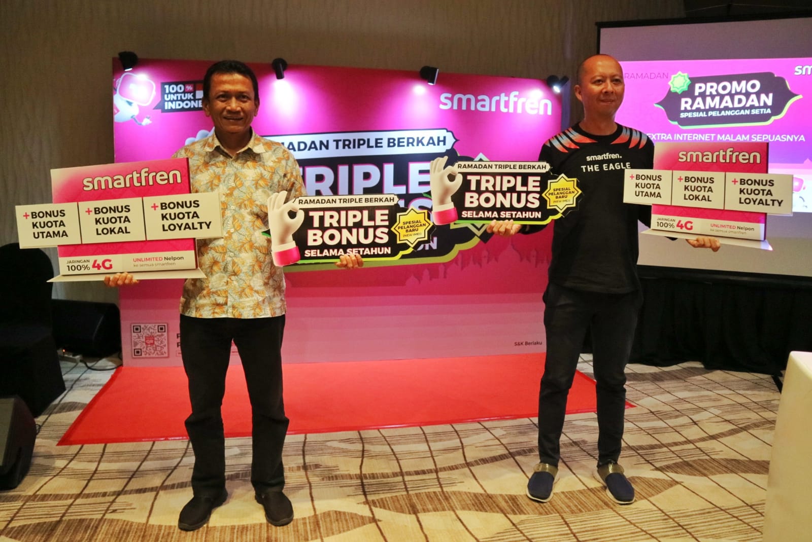 Petinggi Smartfren Jawa Barat, Albert Reza Lesmana dan Oryza Satria Asri saat memperkenalkan Program Triple Berkah 