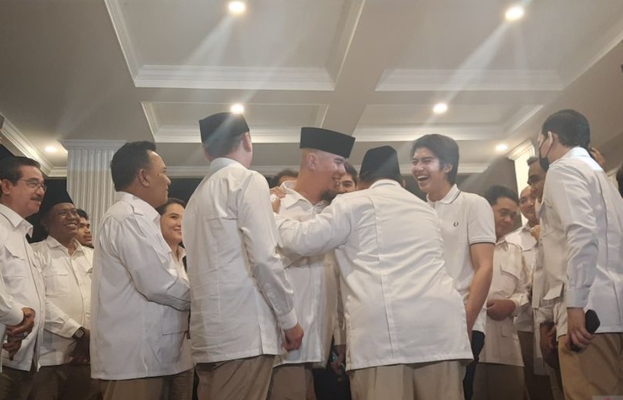 Ketua Umum Partai Gerindra Prabowo Subianto (tengah) saat menerima Al Ghazali dan El Jallaludin Rumi sebagai anggota partainya.