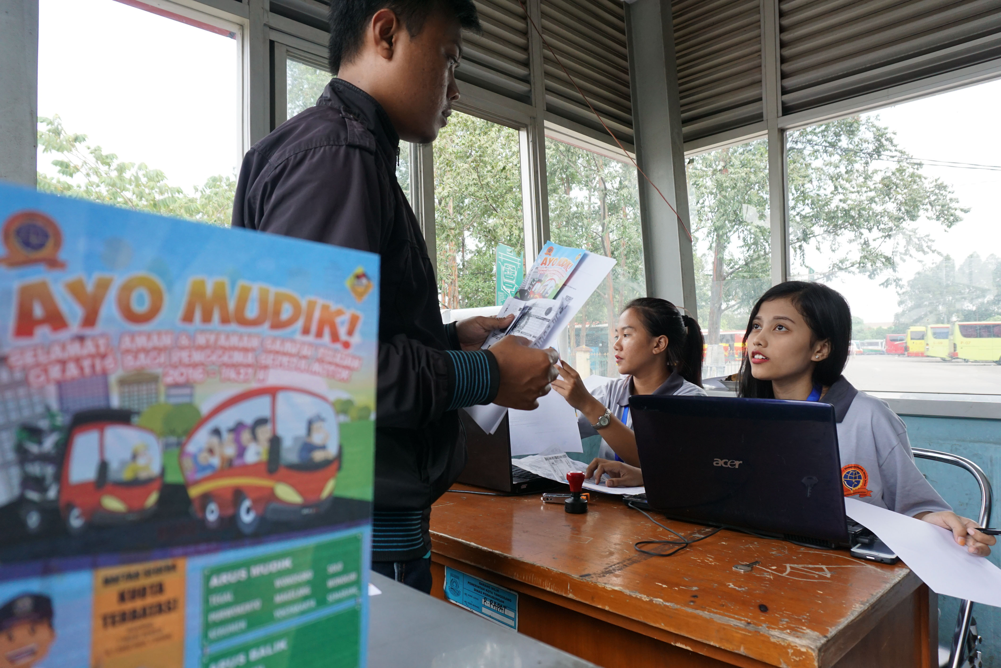 Warga mendaftar untuk mengikuti mudik gratis ke sejumlah daerah di Jawa Tengah