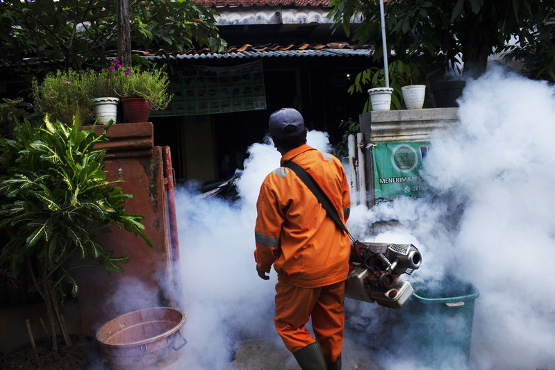 Fogging sebagai upaya pencegahan penyakit malaria.