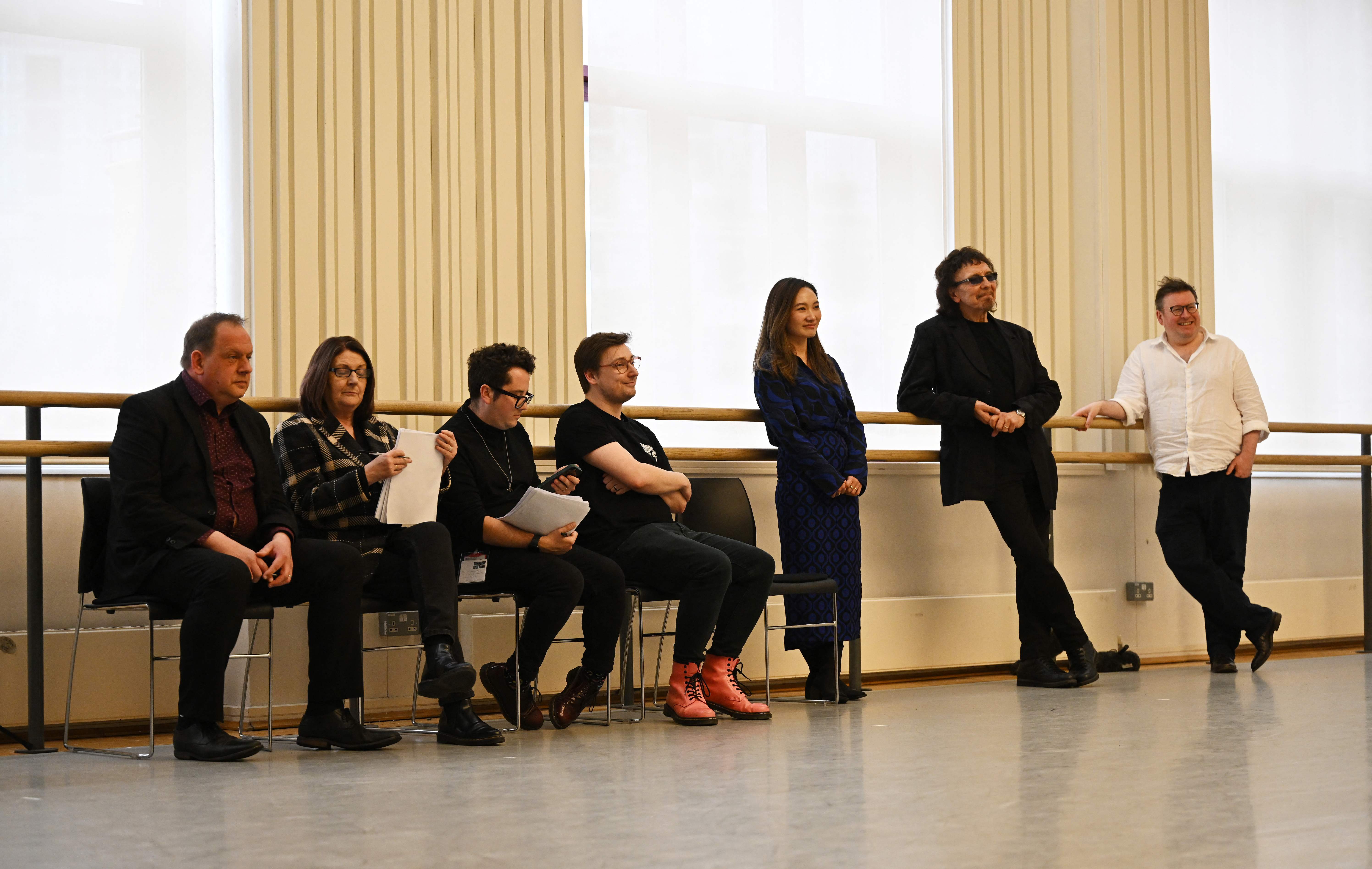 Gitaris Black Sabbath, Tommy Iommi (dua dari kanan) ikut menyaksikan latihan tarian Black Sabbath-The Ballet