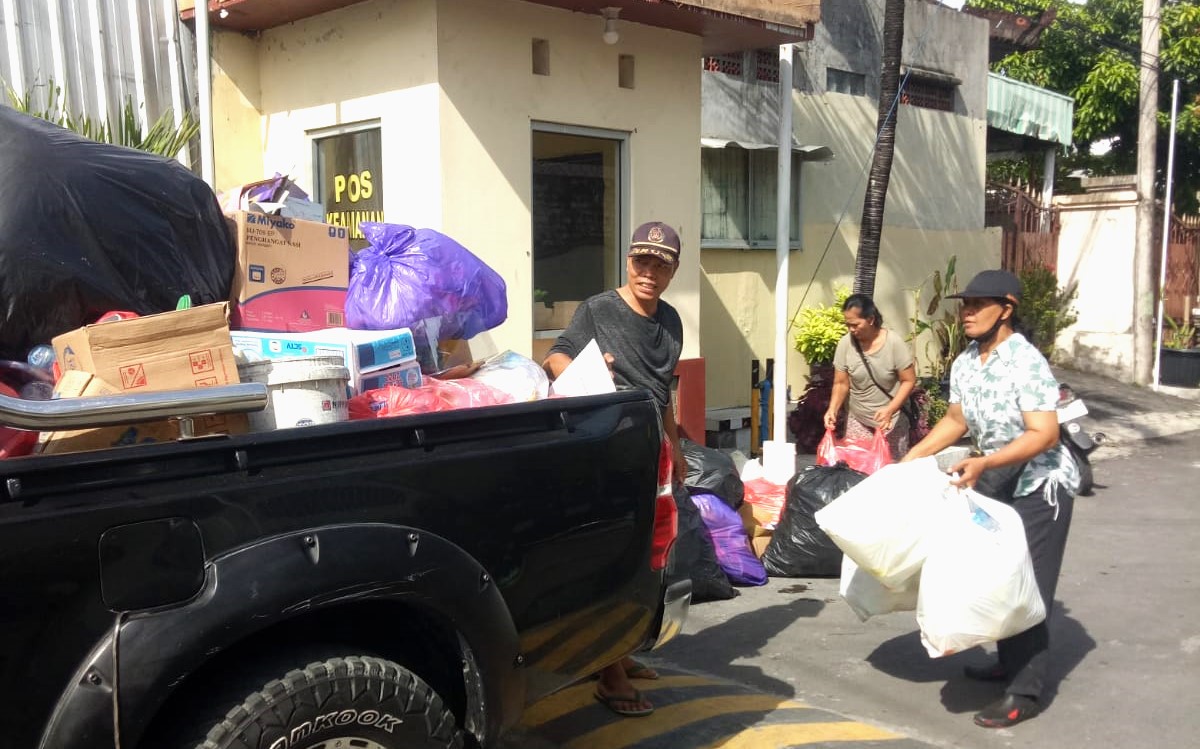 Warga Kelurahan Panjer, Denpasar, Bali, antusias membawa sampah anorganik ke Bank Sampah Alam Asri untuk ditimbang, Minggu (9/4). 