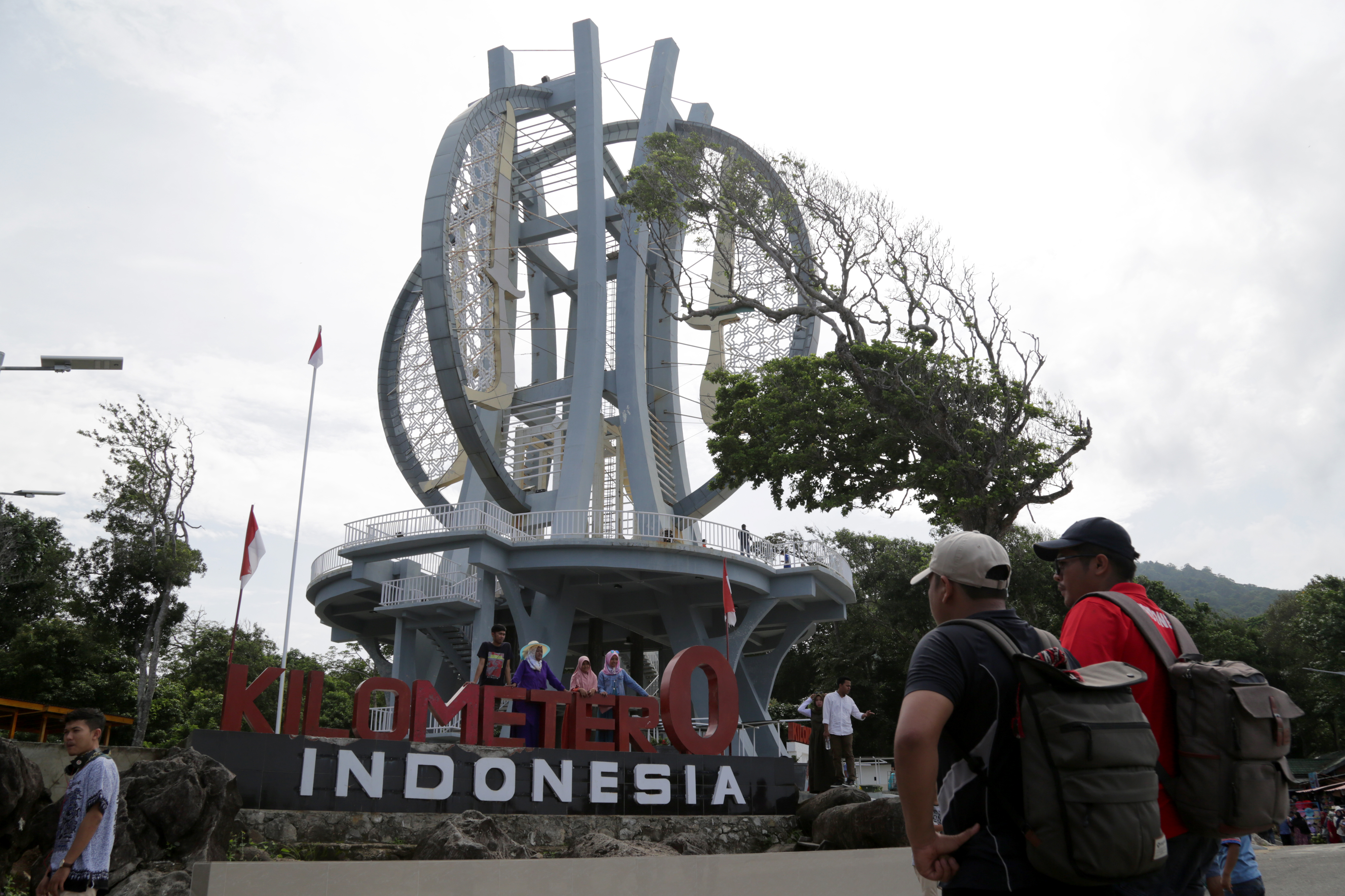 Wisatawan mengunjungi objek wisata Tugu Kilometer Nol Indonesia di Desa Iboih, Kota Sabang, Aceh, Minggu (18/11/2018).