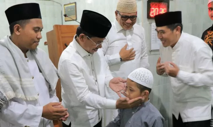 Wakil Walikota sachrudin saat kegiatan tarawih keliling.