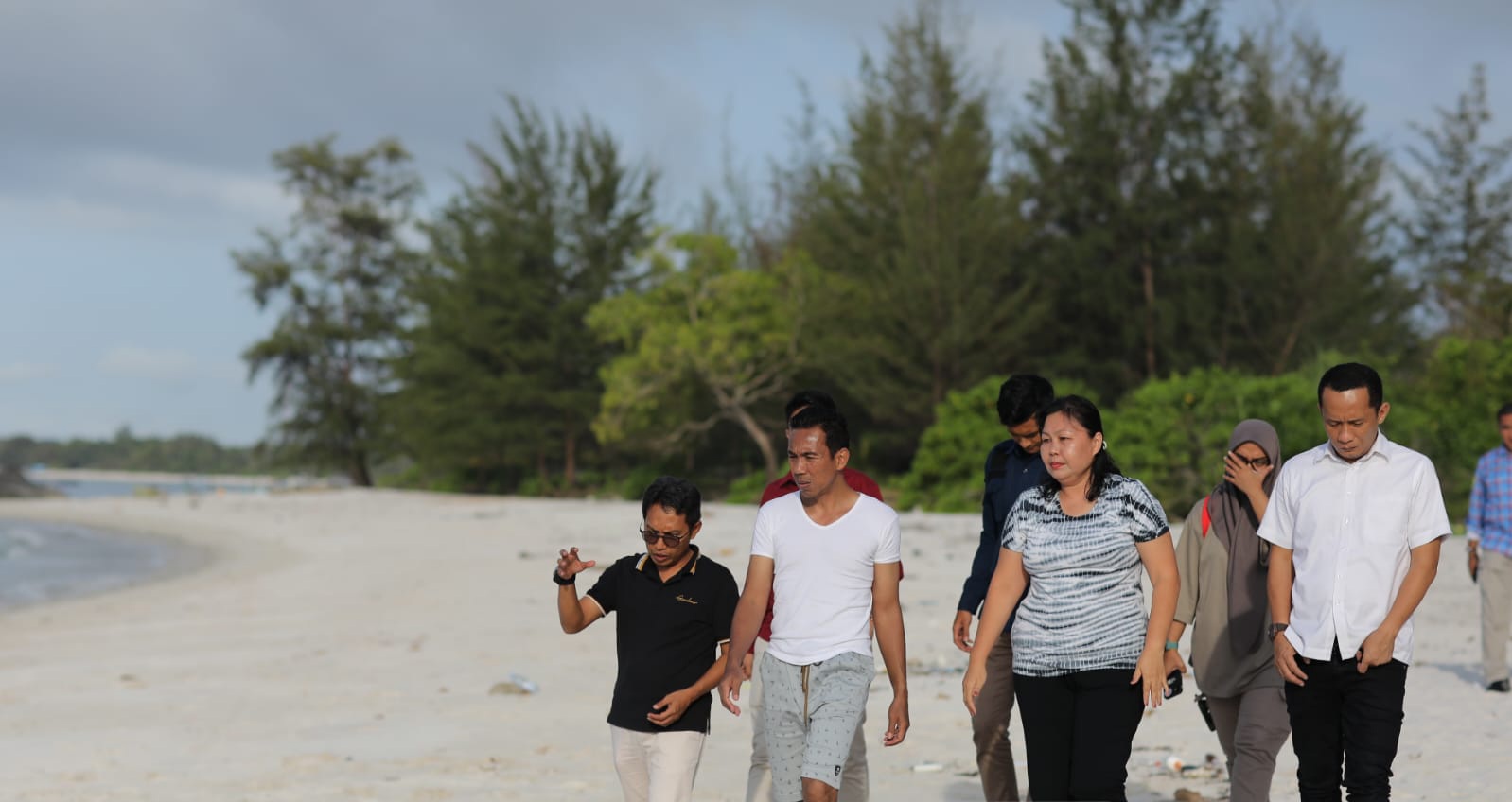 Pj Gubernur Kepulauan Bangka Belitung Suganda Pandapotan Pasaribu melihat keindahan pantai di Belitung