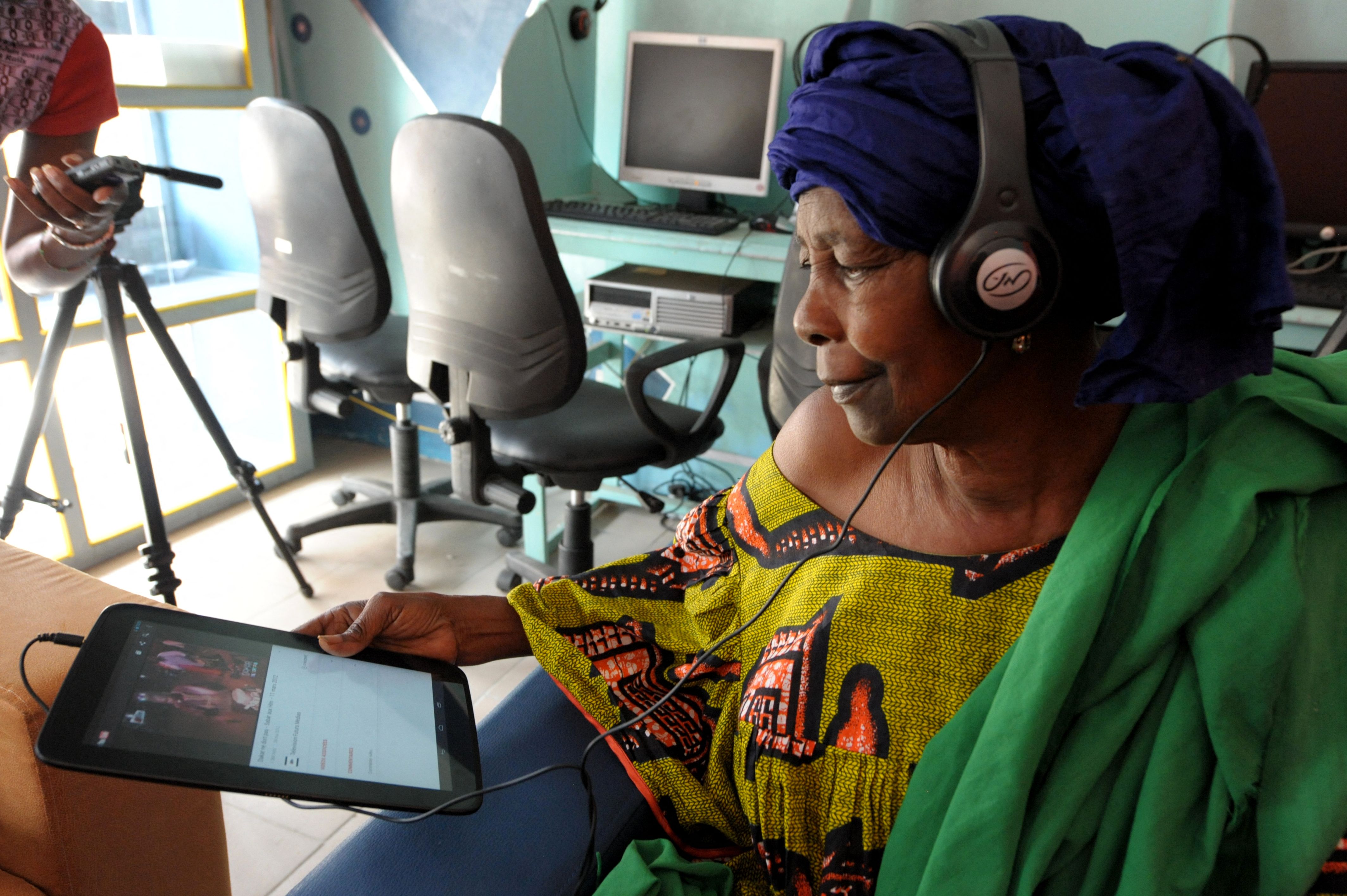 Seorang perempuan menggunakan gawai. Menurut laporan PBB, Kesenjangan Digital Paling Berdampak pada Perempuan di Negara-negara Miskin.